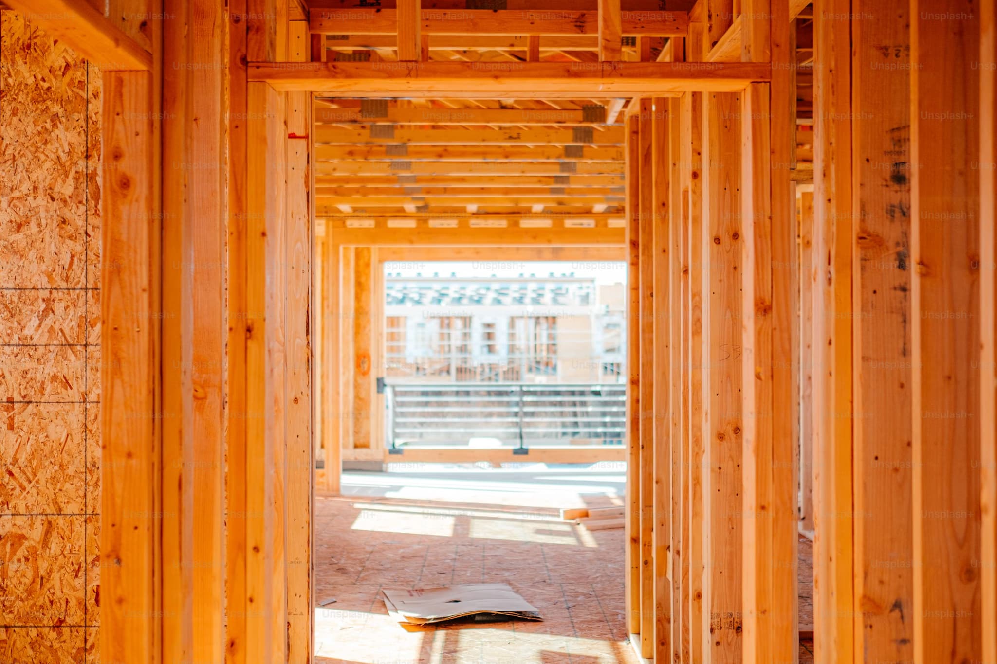 Une maison en construction à Tourcoing avec des ouvriers au travail