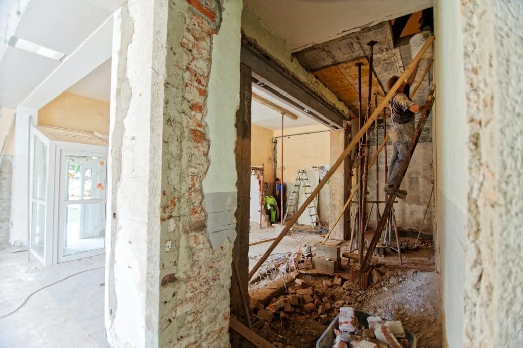 Ouvriers réalisant une démolition intérieure dans une maison à Tourcoing
