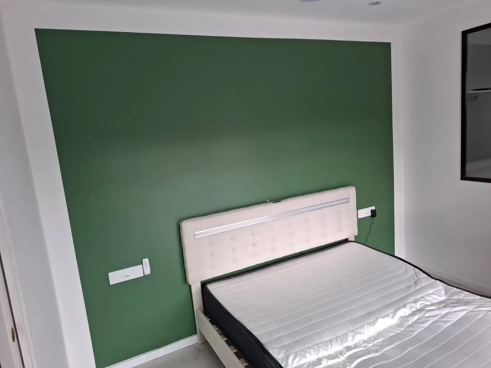 Extension de maison à West-Cappel, pose de fournitures chambre et finitions, réalisée par Sf Batiment