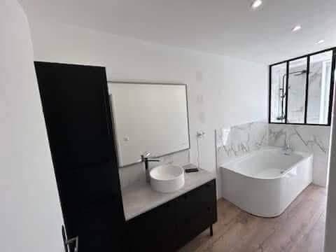 Rénovation salle de bain à Tourcoing, réalisée par Sf Batiment